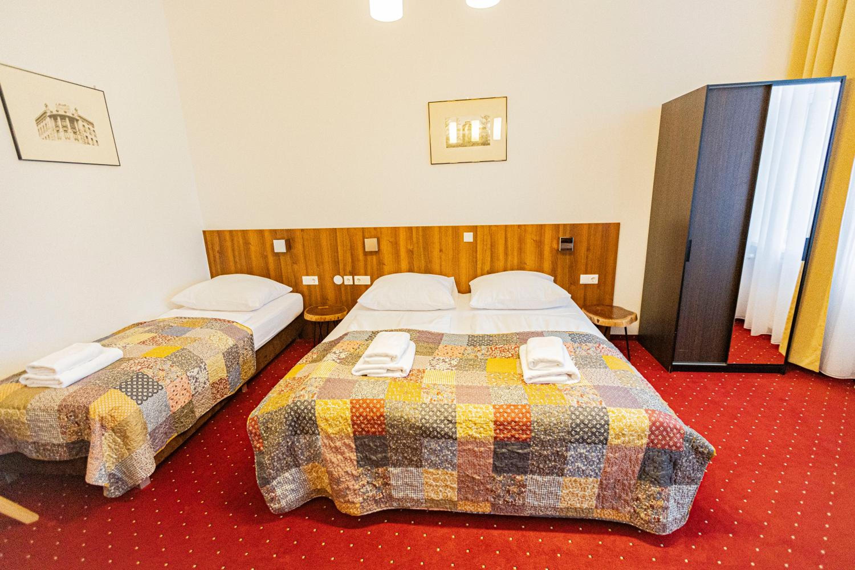 Room, Quintuple