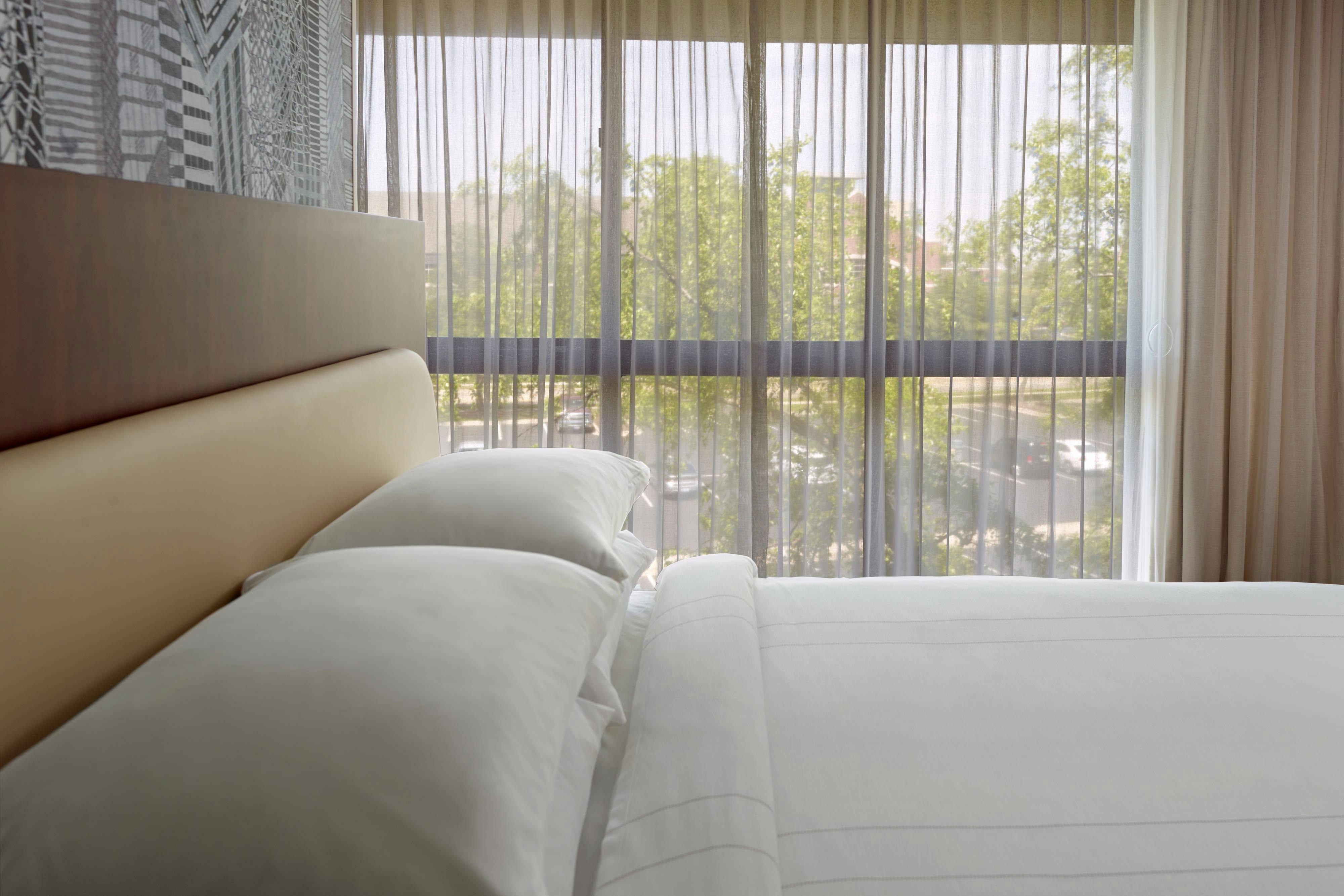 ROOM, QUEEN BED