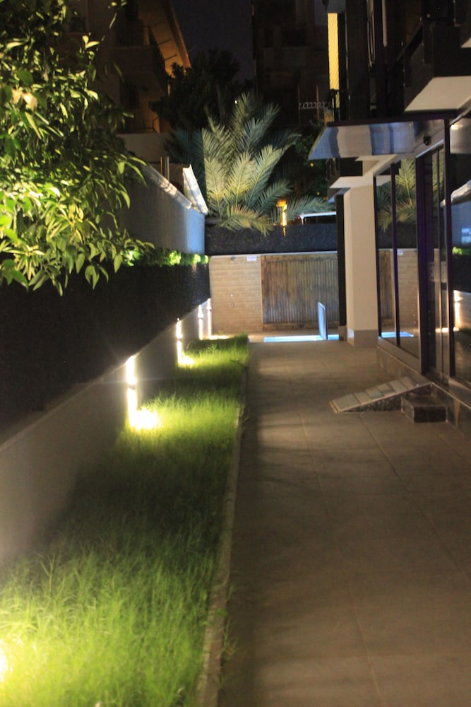 Retro Star Suites 33/38