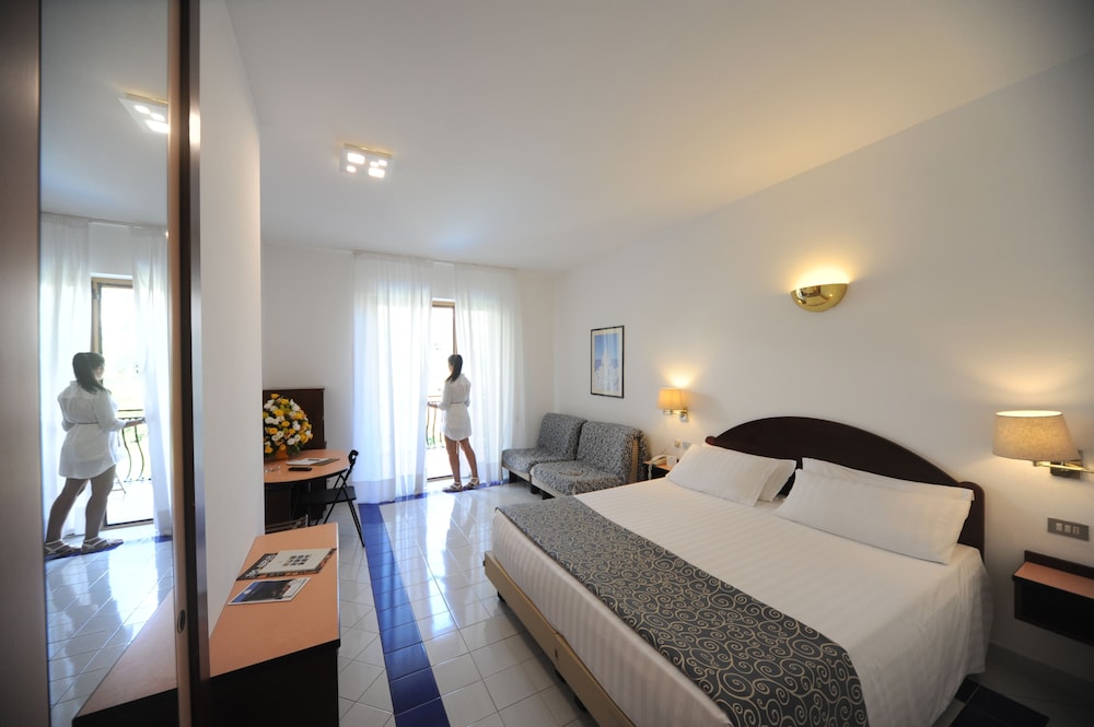 غرفة كومفورت ثلاثية بانورامية بسريرين منفصلين بإطلالة على البحر مع أريكة، Hotel Royal Positano 4/5