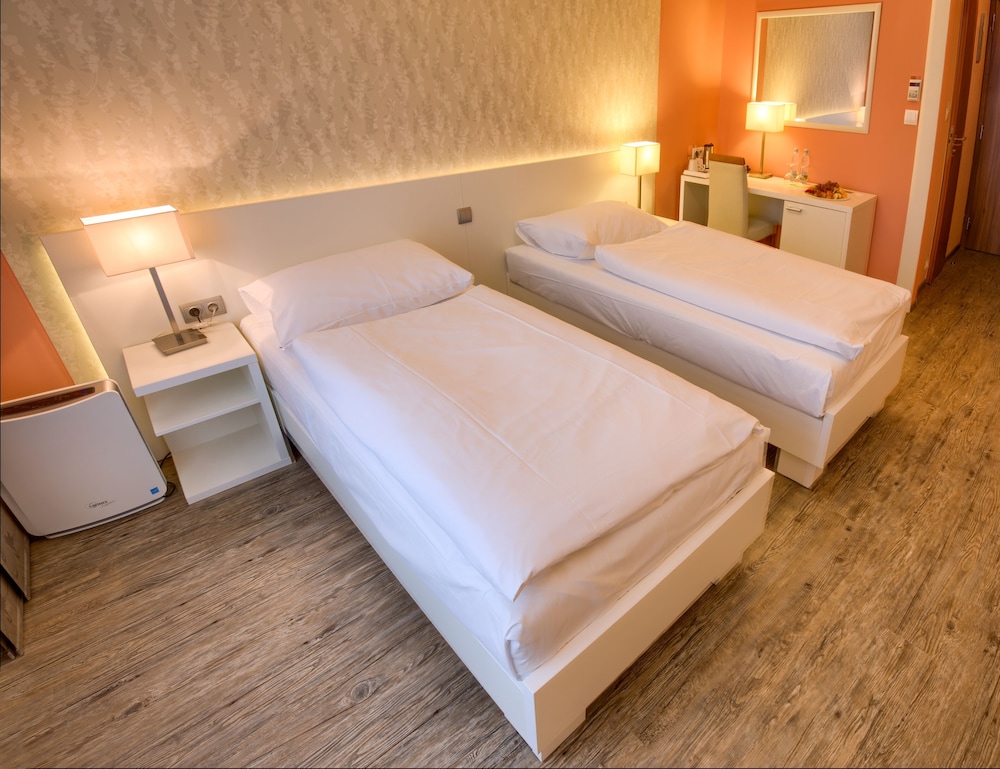 Avanti Hotel 20/72