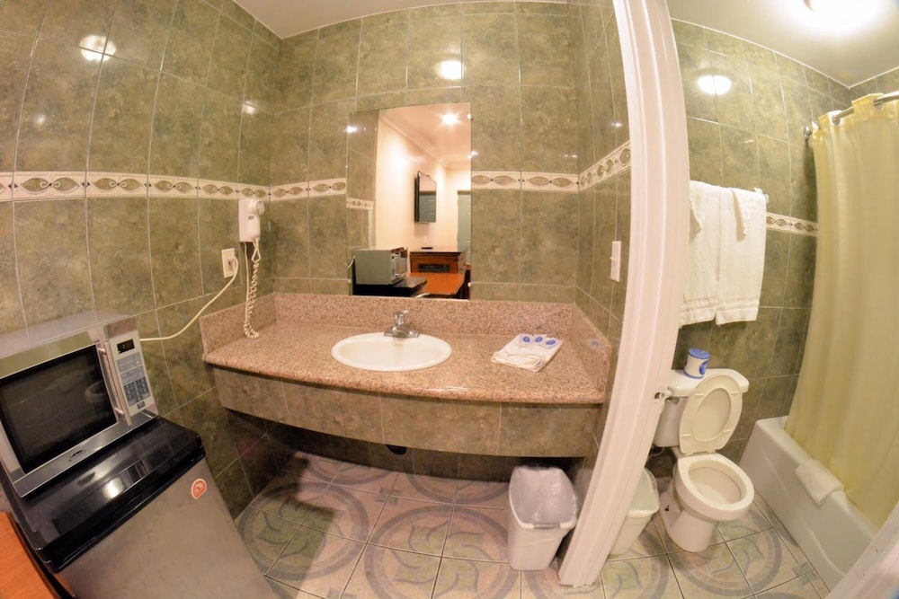 Palace Inn Oxnard 41/43