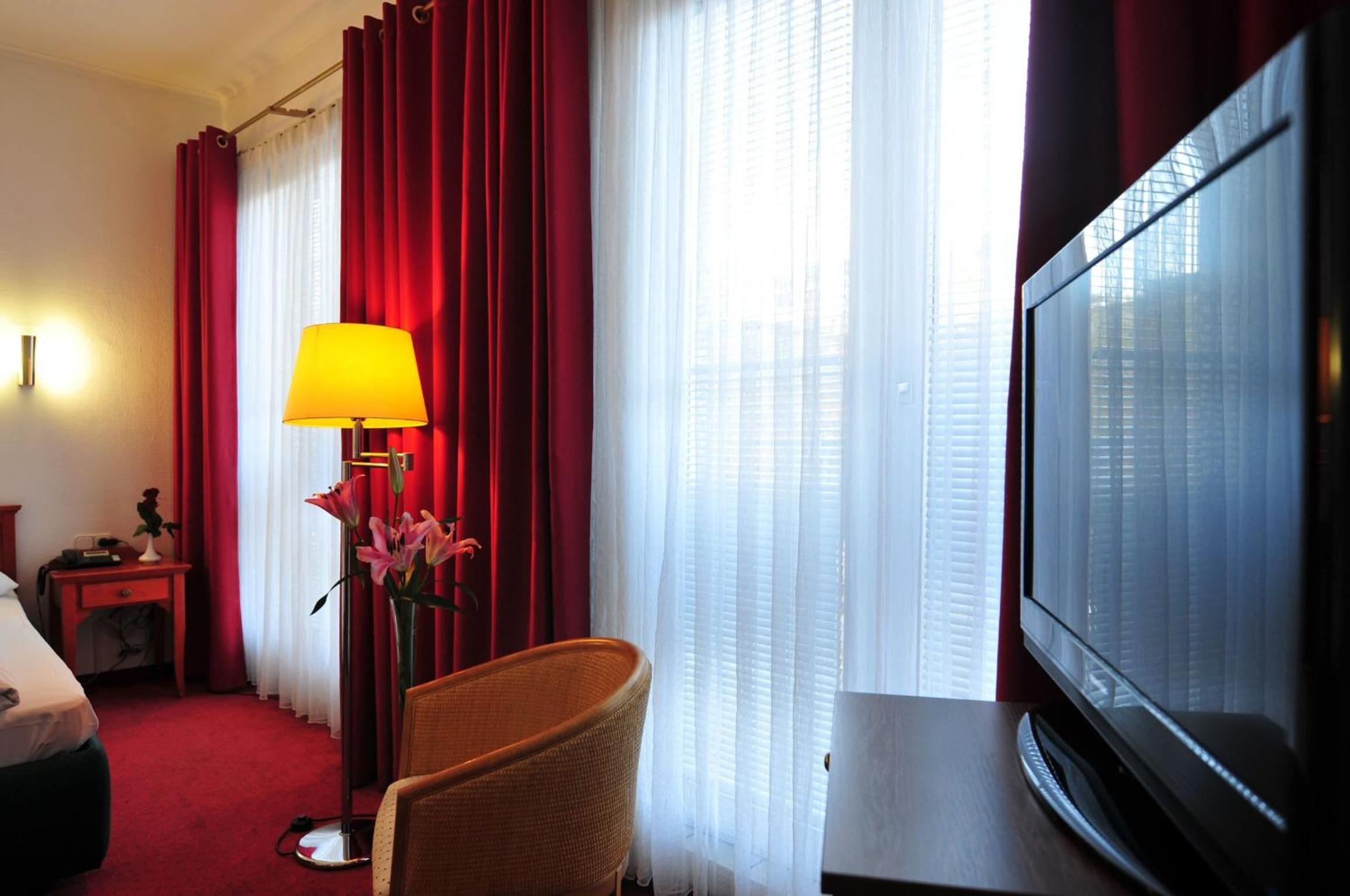 ROOM, TWIN BEDS