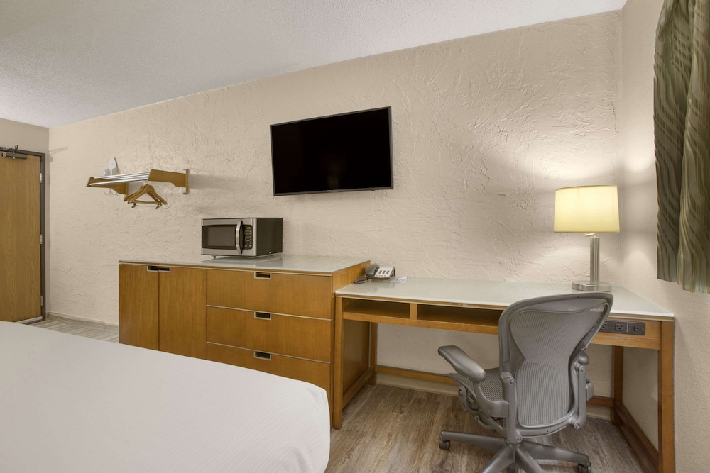 Rodeway Inn & Suites Grand Rapids Southeast 32/39