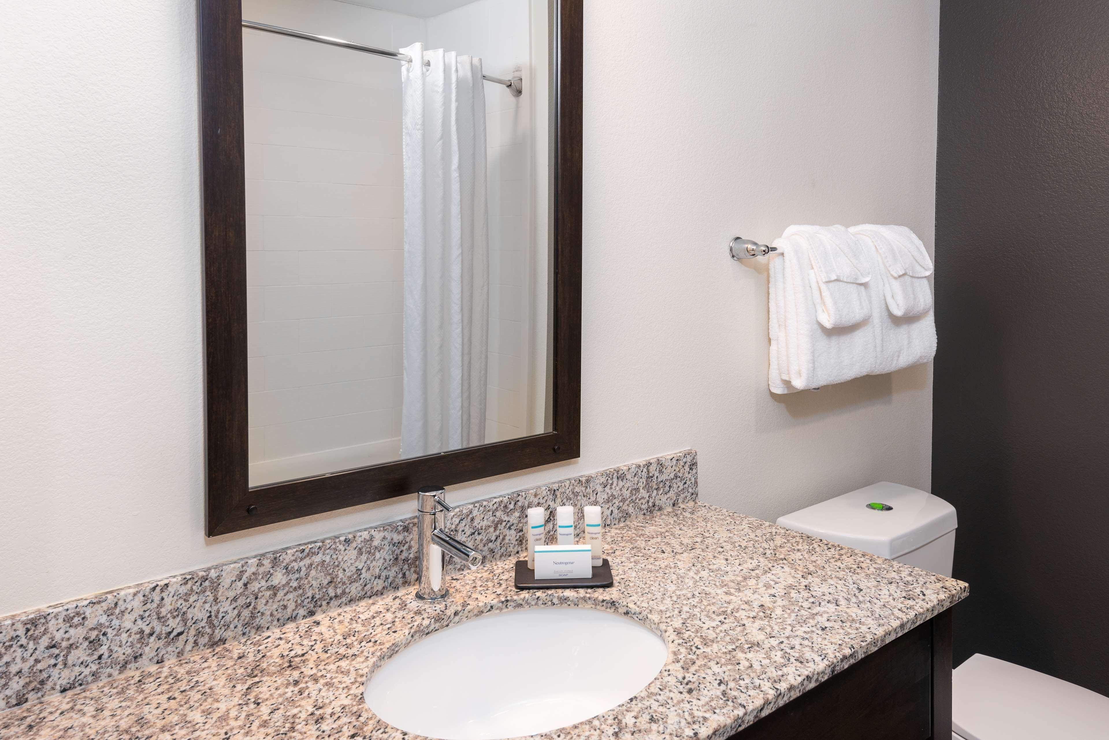 غرفة بسرير كينج بحوض استحمام لذوي الإعاقة، Caretta Landing Sarasota, an Ascend Collection Hotel 4/5