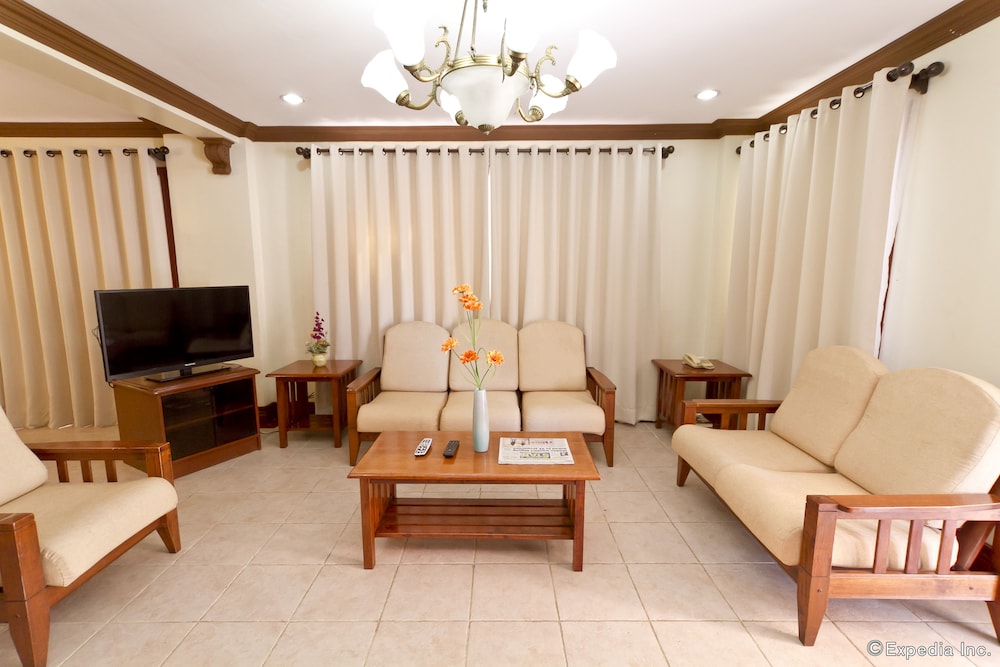 Crown Regency Suites Mactan 53/74