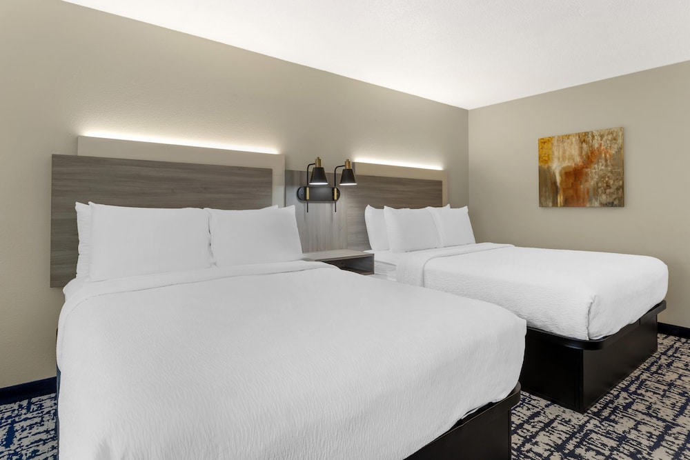 غرفة قياسية بسريرين كوين، Best Western Plus Omaha Airport Inn 5/7