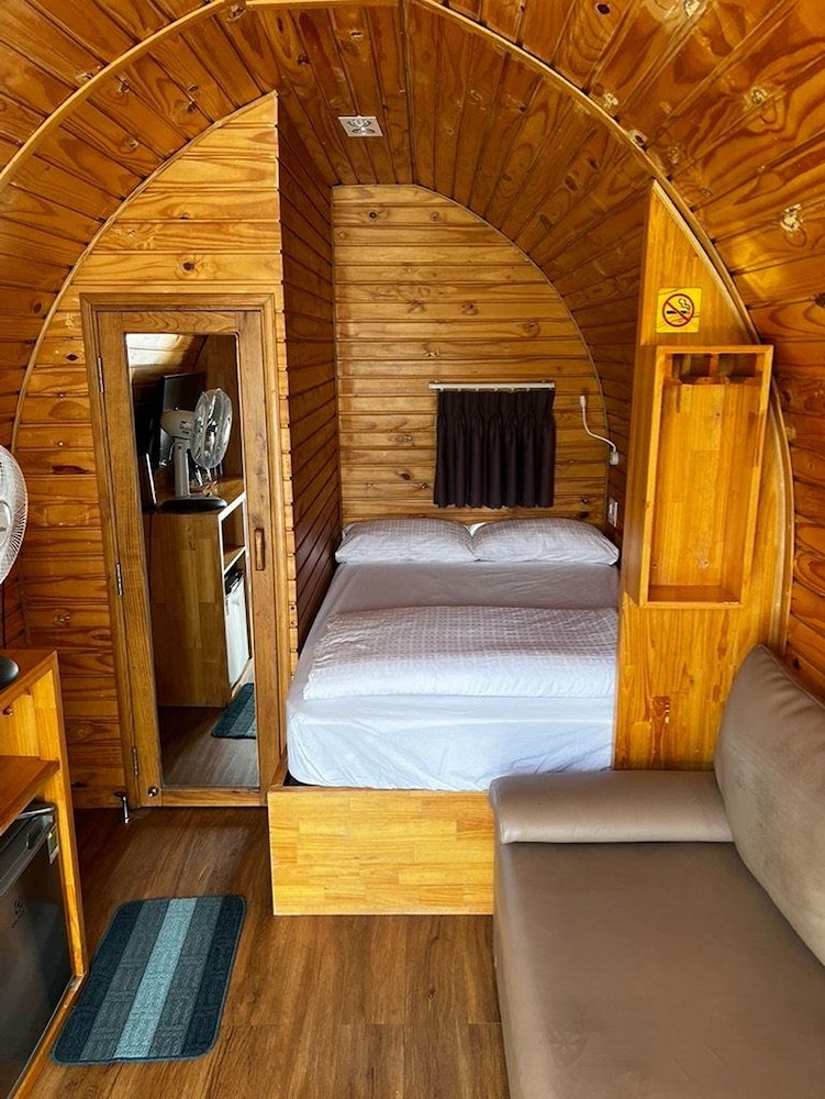 The Hobbit Bungalow 6/25
