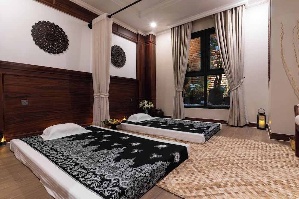 Anik Palace 24/47