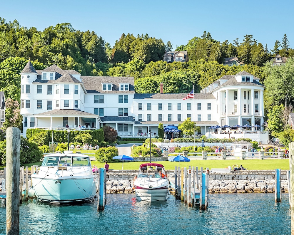 Island House Hotel 64/73