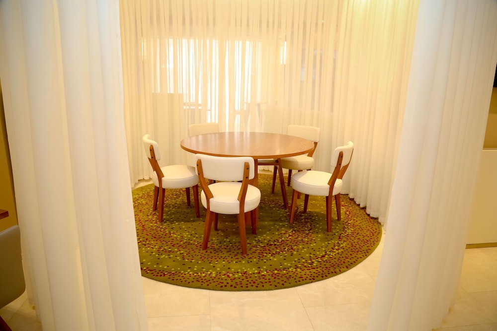 Park Mall Hotel & Conference Center 23/38