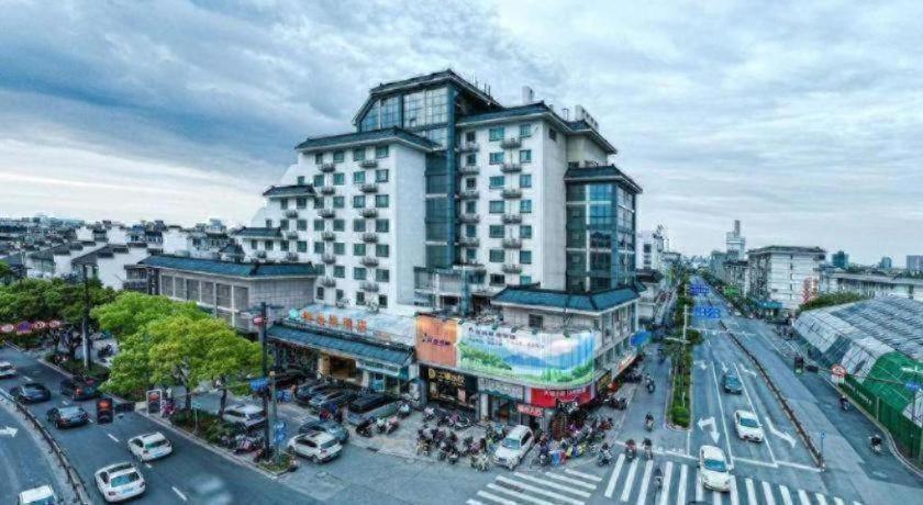 Vienna Hotel (Yangzhou Wenchang Pavilion) 3/40