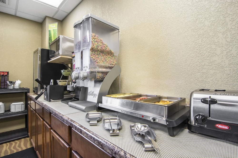 Quality Inn & Suites Thompson, MB 38/41