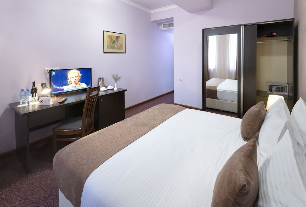 Ani Central Inn Ex Silachi 12/66