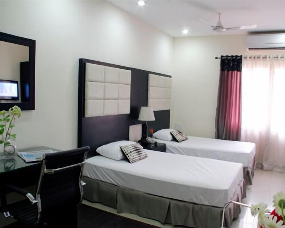 Hotel At Home Suites 16/40