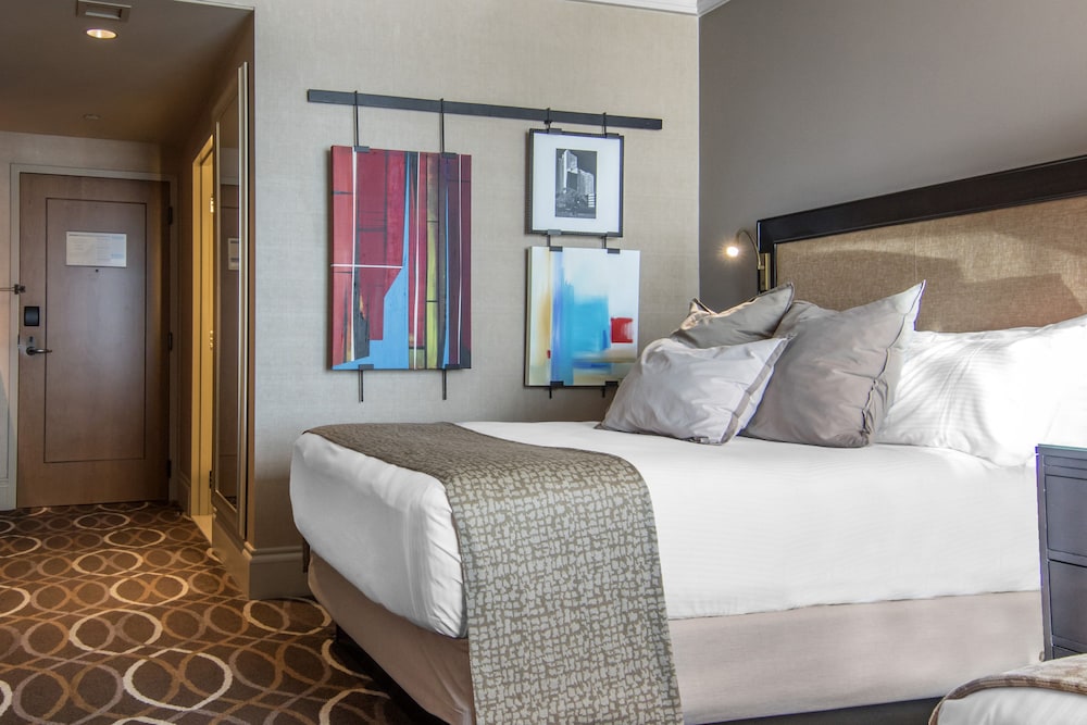 OMNI DALLAS HOTEL 30/92