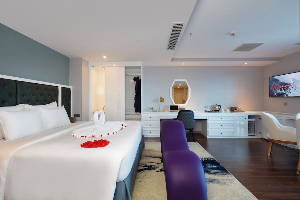 SUITE, KING BED, OCEAN VIEW