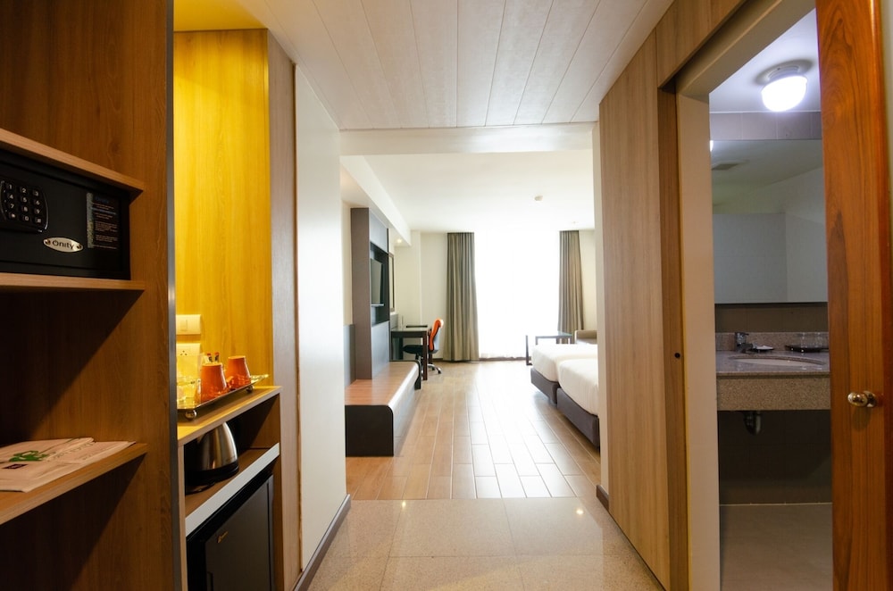 DYNASTY GRANDE HOTEL 44/45