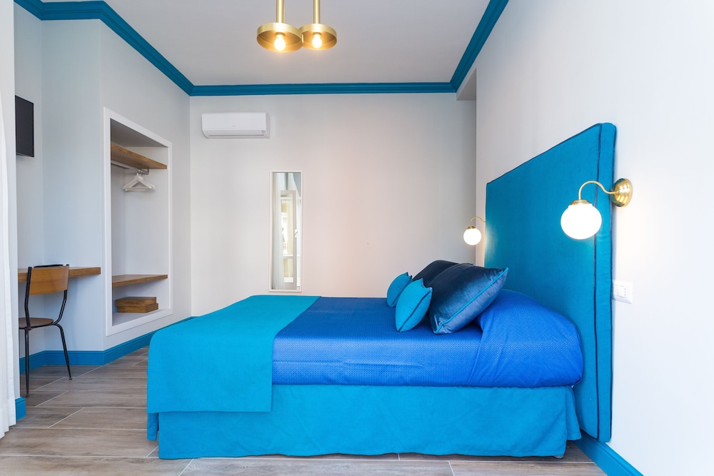 Sorrento Pool And Suites 23/29