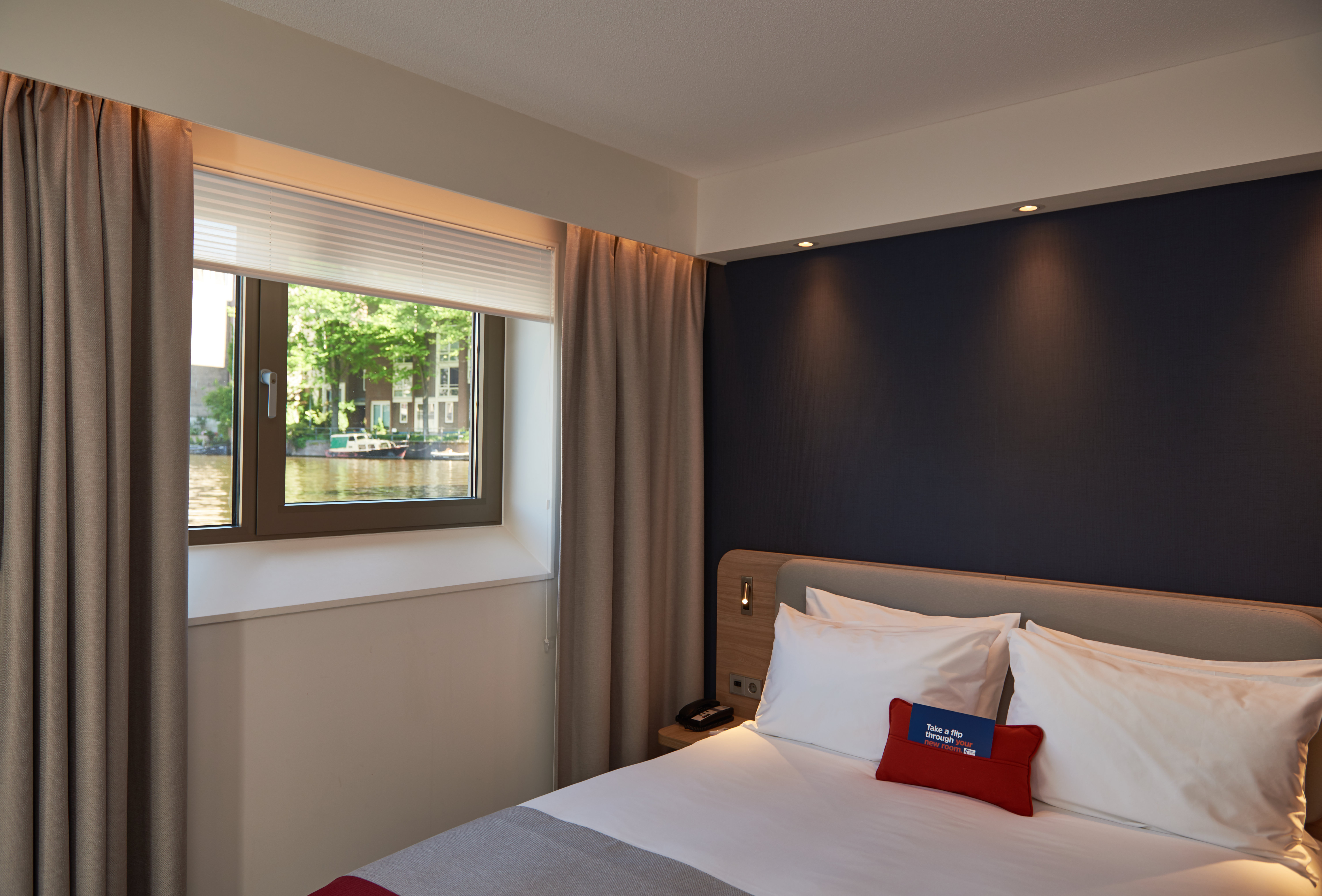 غرفة بسرير مزدوج بإطلالة على القناة، Holiday Inn Express Amsterdam - City Hall 2/6