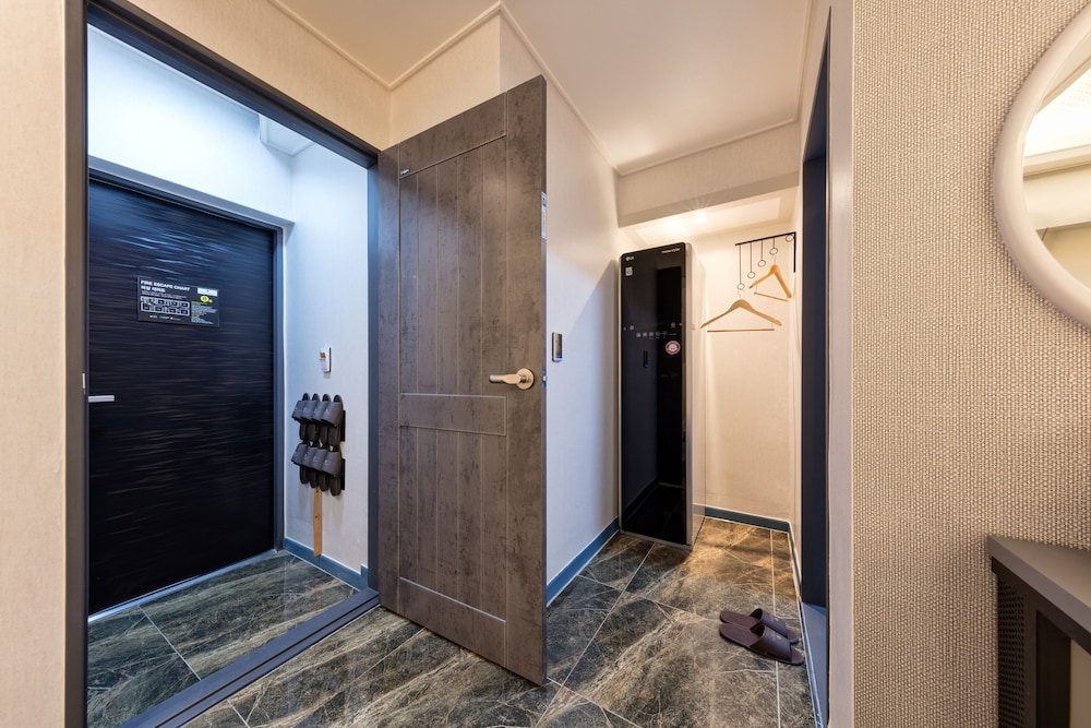 Ballantine Hotel 28/48