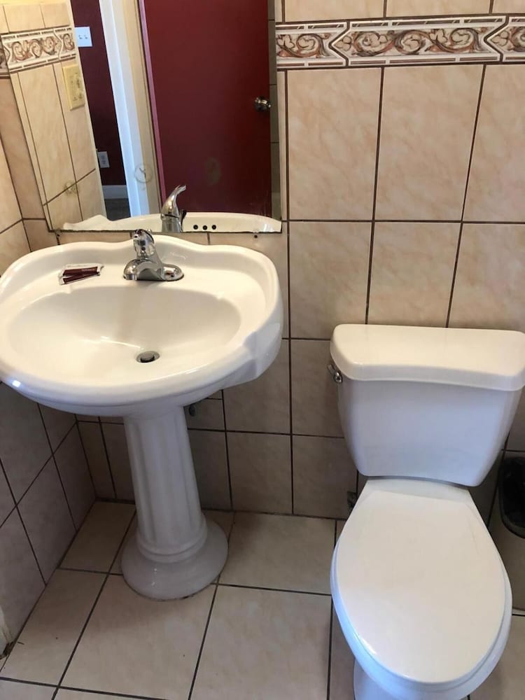 Aqua Inn Motel 24/28
