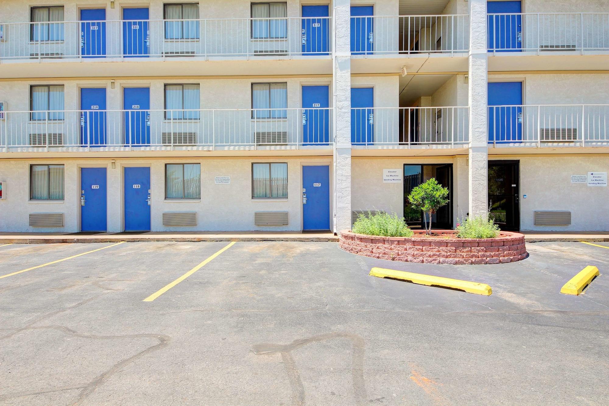 Economy Hotel Plus (ex Motel 6 Oklahoma City North Frontier City) 26/31