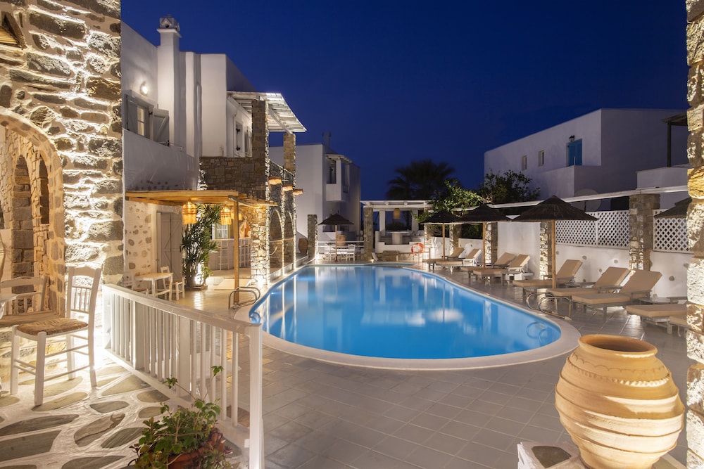 Zefi Hotel & Suites 67/75