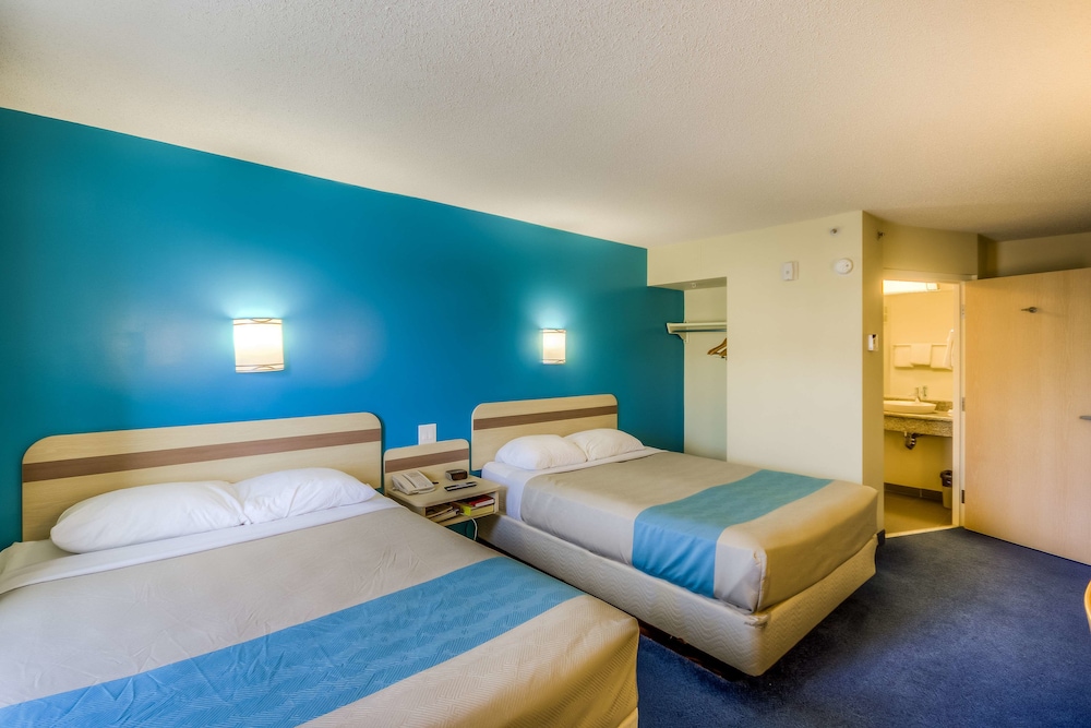 Super 8 by Wyndham Estevan 18/47