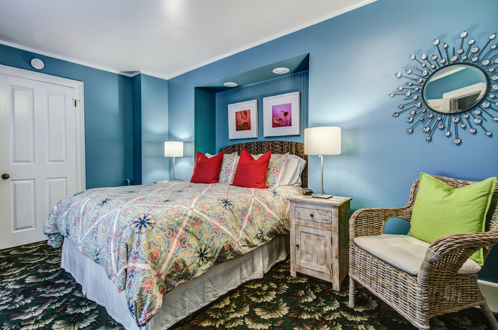 غرفة قياسية بسرير كوين، Twin Oaks Inn 3/5