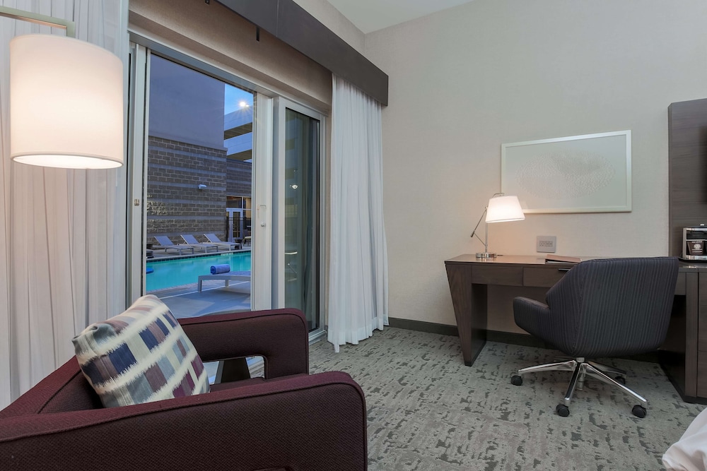 DOUBLETREE BY HILTON EVANSVILLE 66/74