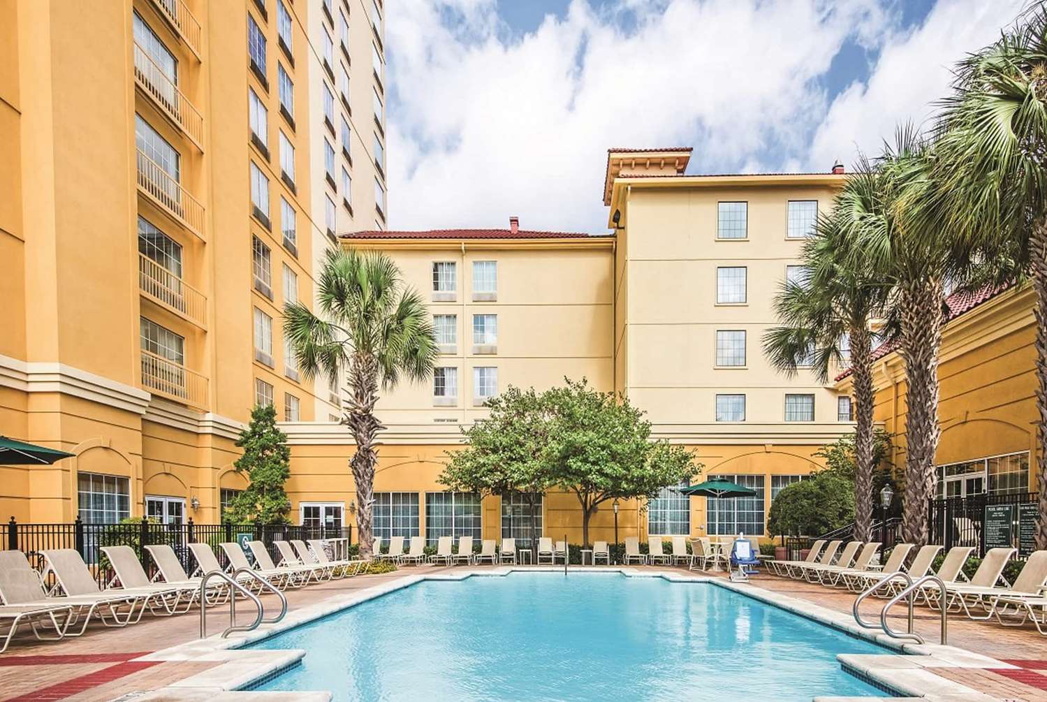 La Quinta Inn & Suites by Wyndham San Antonio Riverwalk 50/53