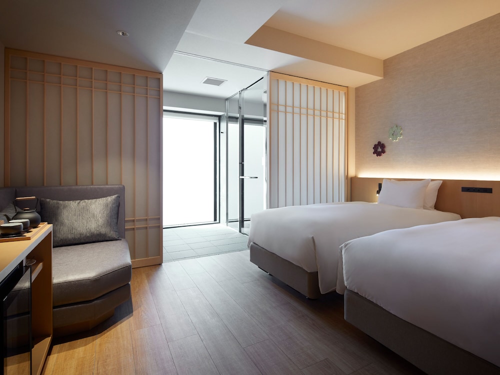 UNIVERSAL, TWIN BEDS, CORNER