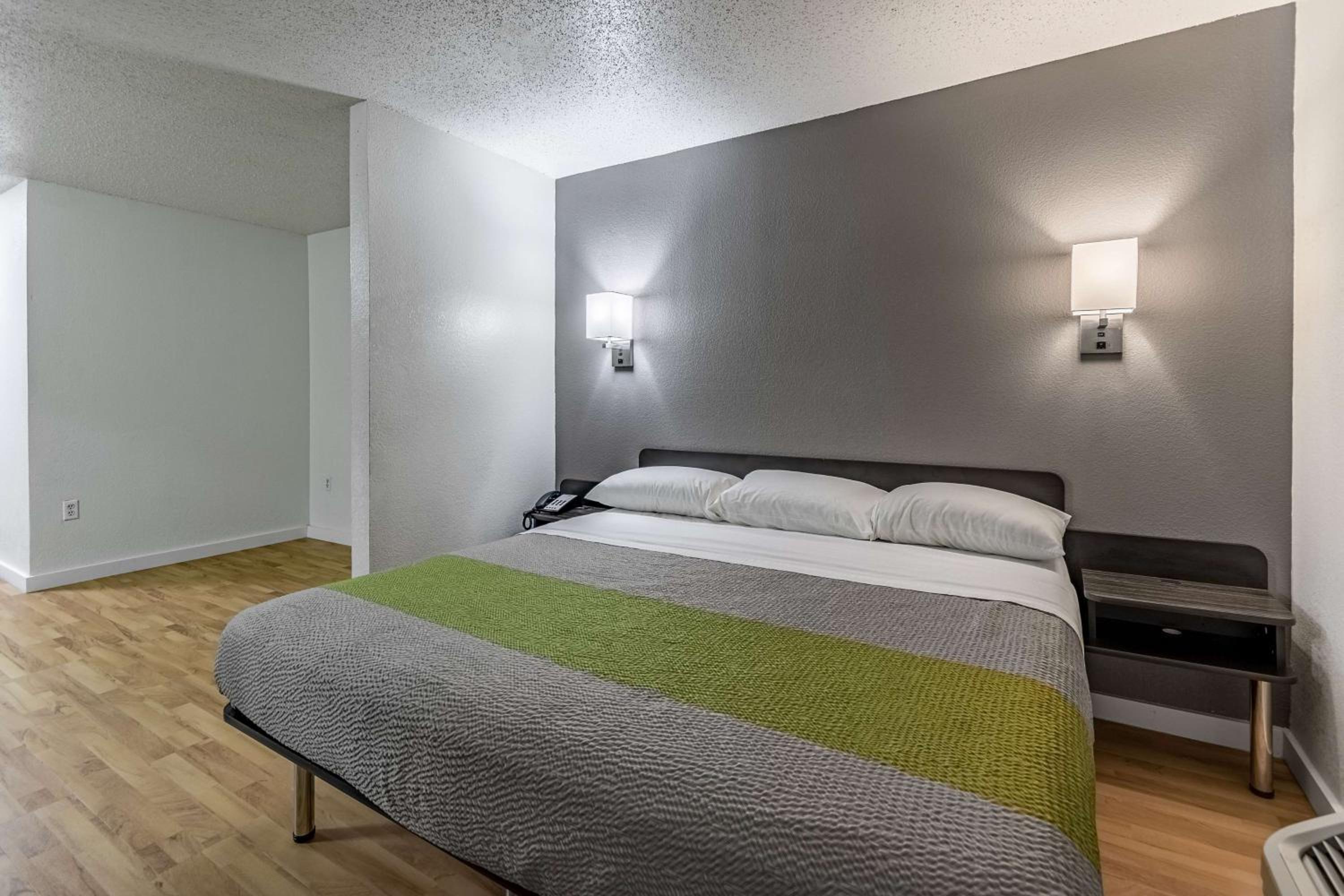 DELUXE, QUEEN BED, SMOKING