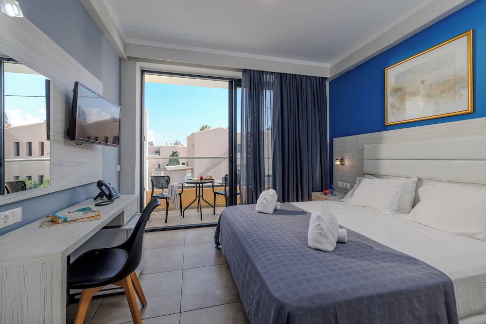 Room, Double Bed, Pool Front, Shared Pool