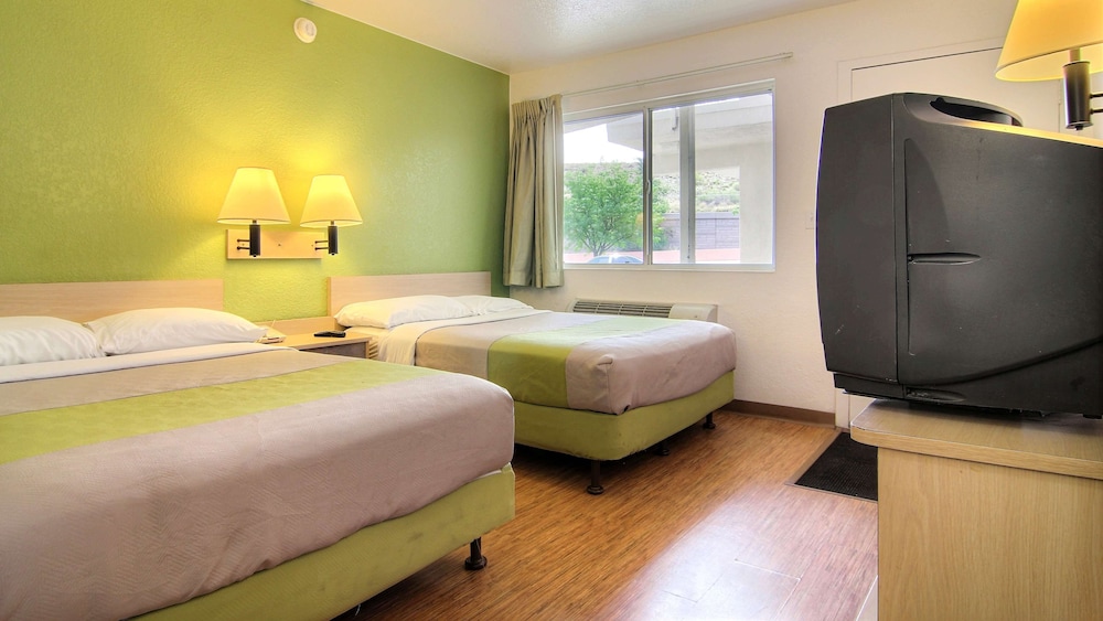 Motel6 Albuquerque, NM - Midtown 24/50