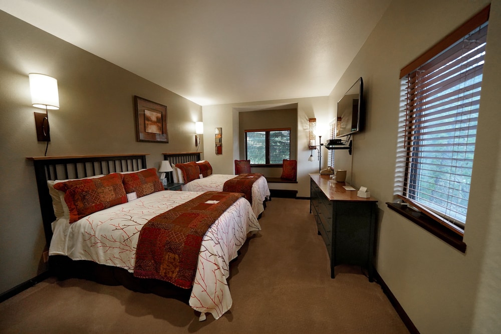 Standard, 2 Double Beds, Mountain Side