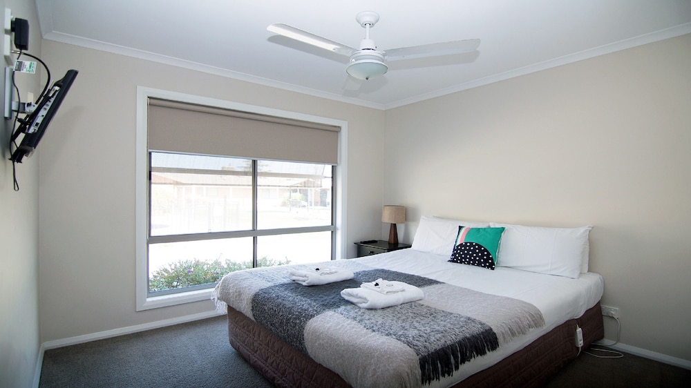 Ashleigh Court Motor Inn 4/53