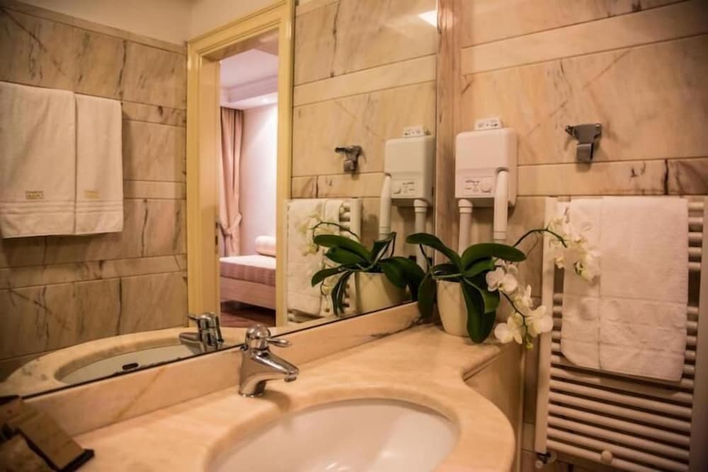 LH Hotel Domus Caesari 40/42