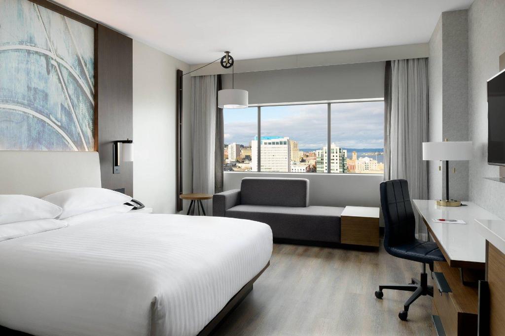 Guest Room, King Bed, City View, Club Lounge Access, High Floor