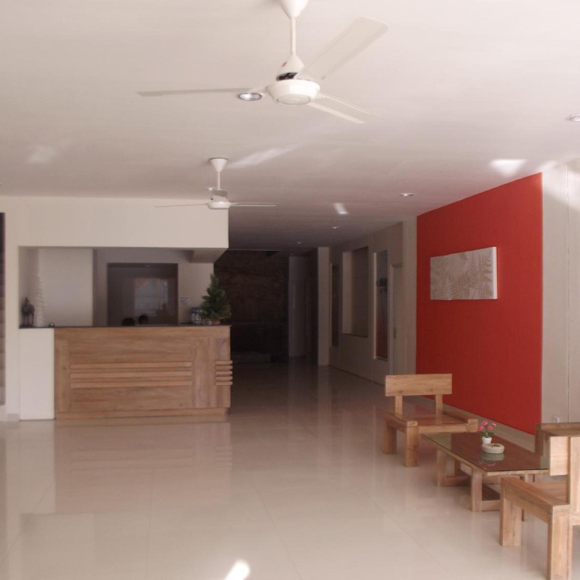 L Bajo Hotel 4/37