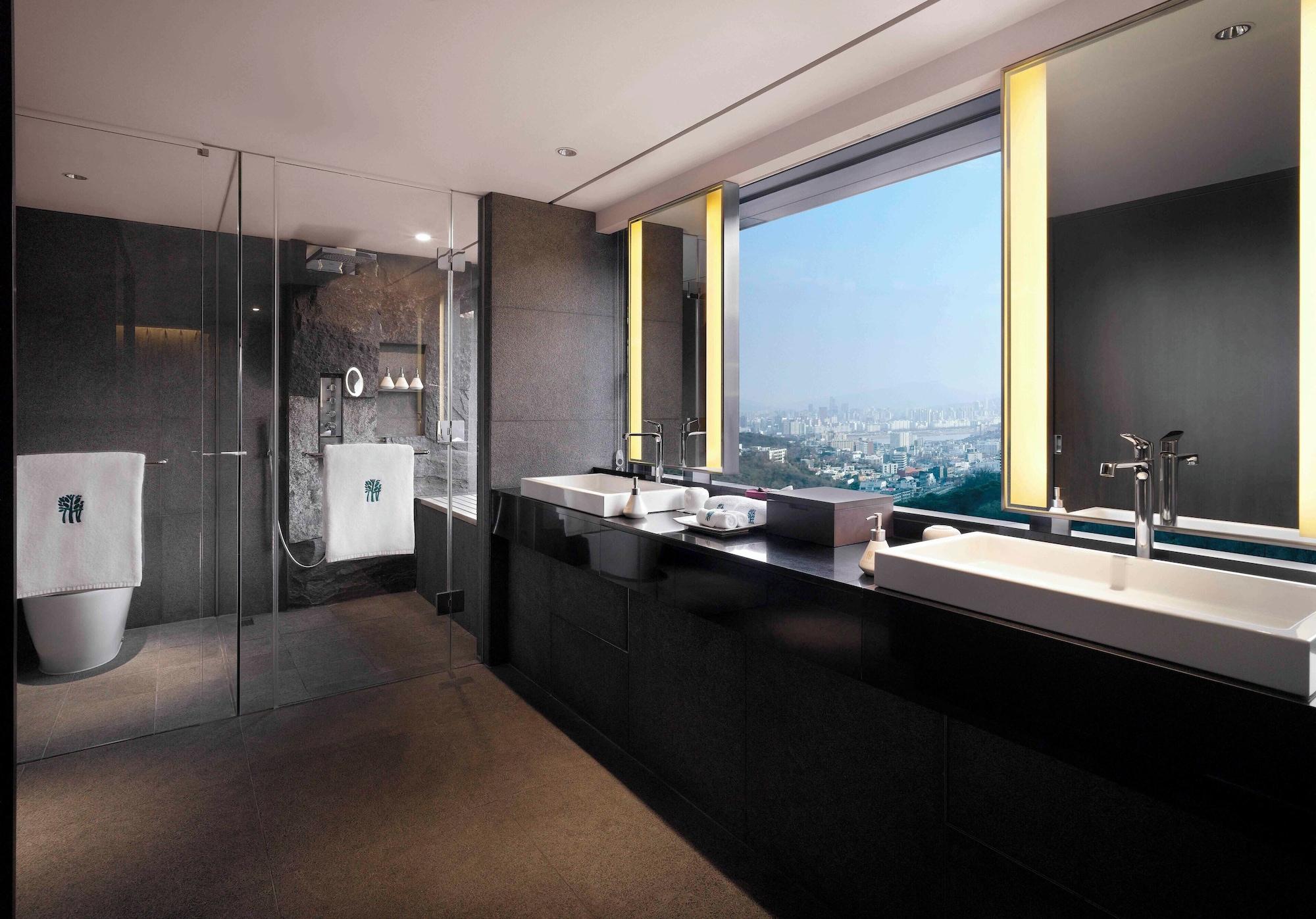 Grand, Oasis, Premier, Suite, Outdoor Pool