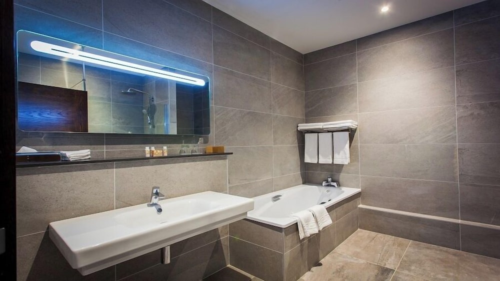 Amber Springs Hotel Health Spa 50/50