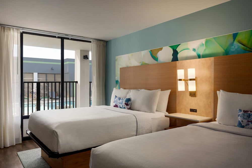 Room, 2 Queen Beds, Pool View