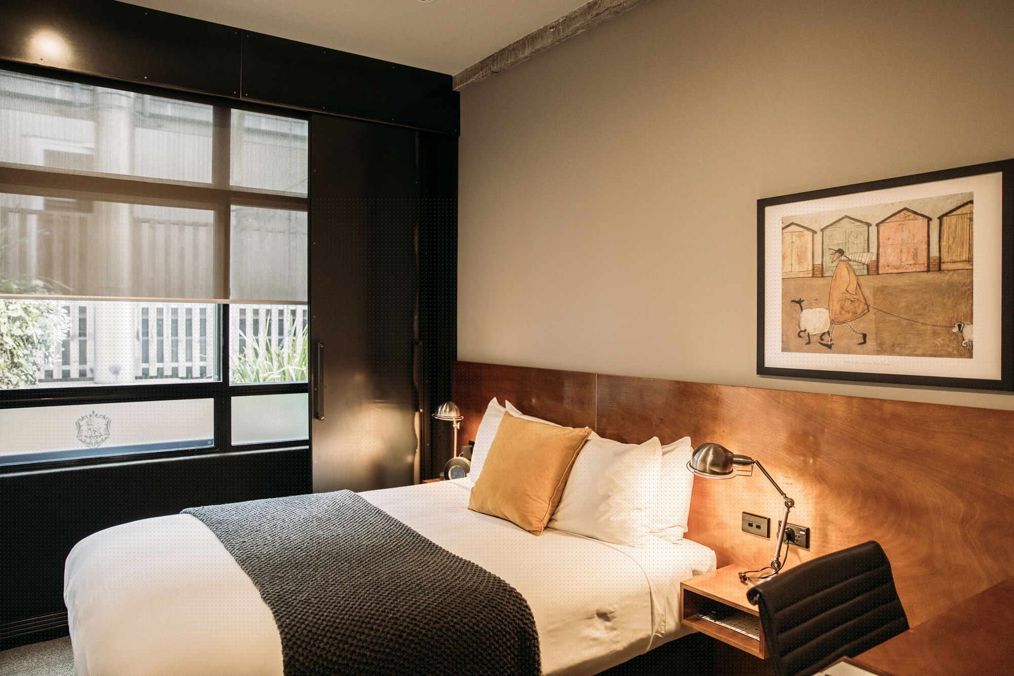 Studio, Queen Bed, North Wing