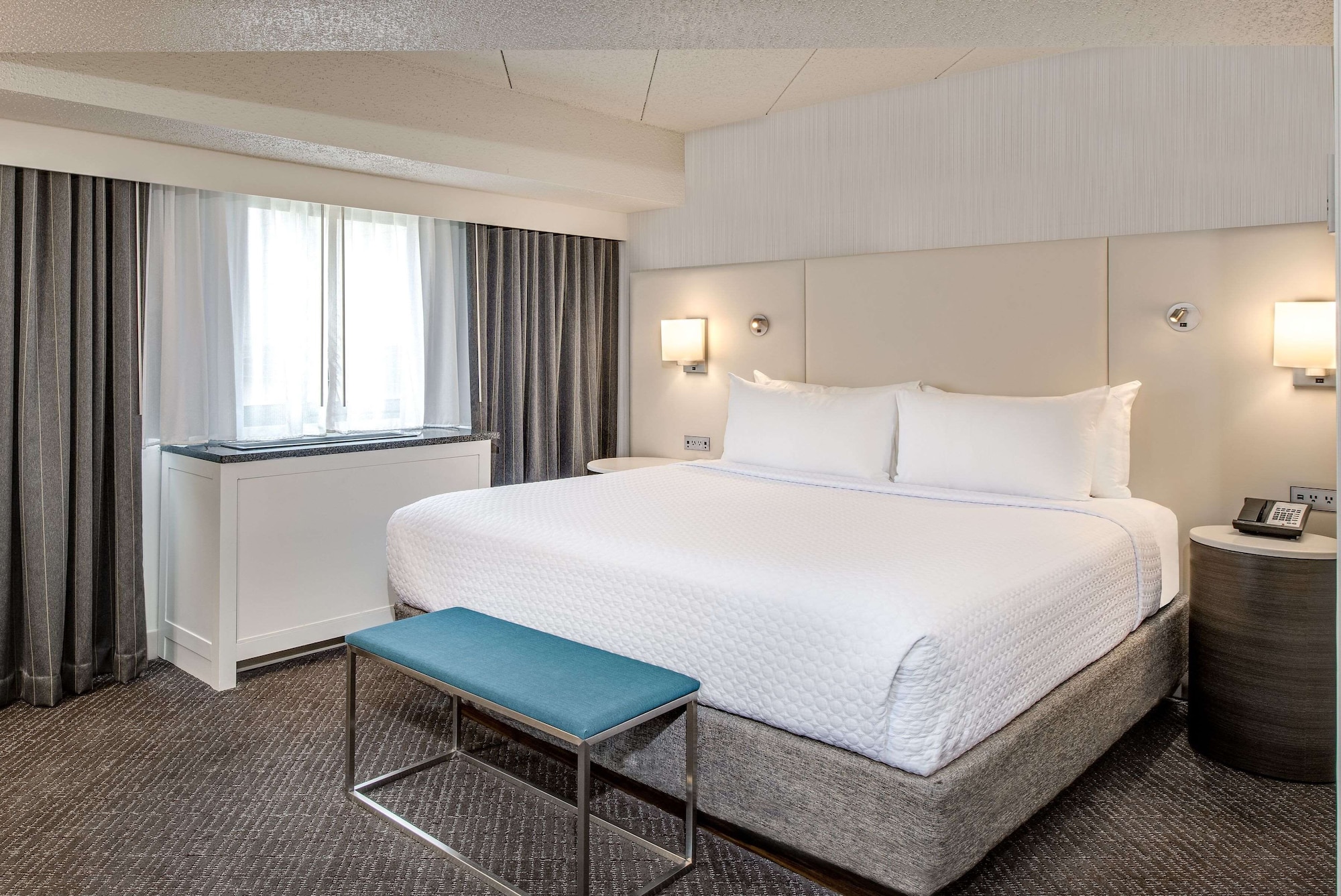 DELUXE, KING BED