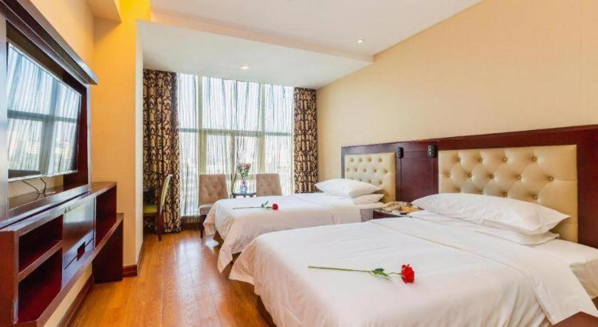 Vienna Hotel (Shenzhen Pinghu Center Metro Station) 24/42