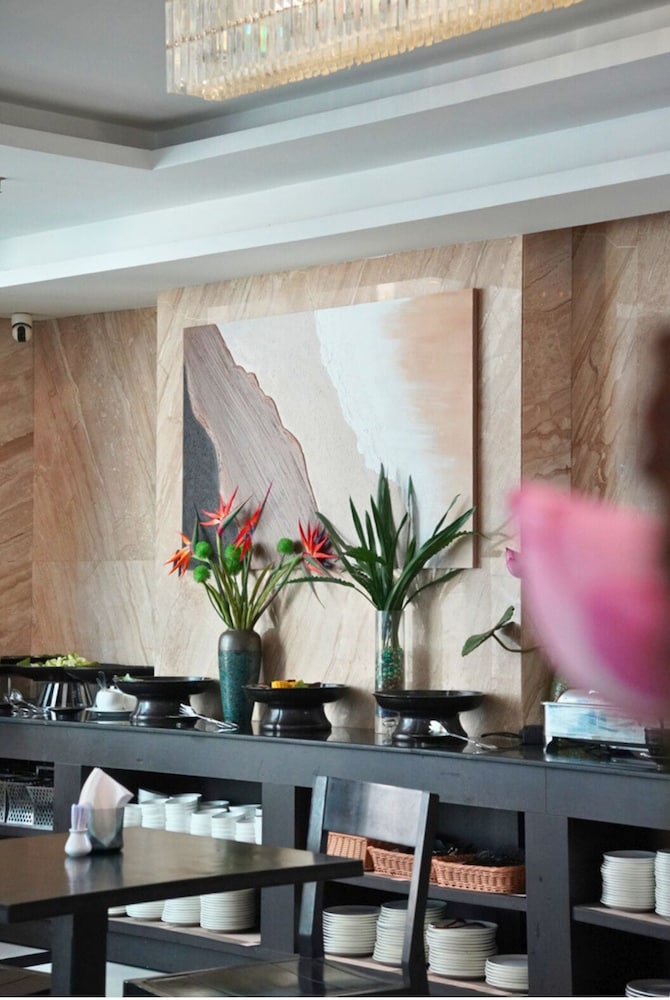 Meriton Hotel 8/100