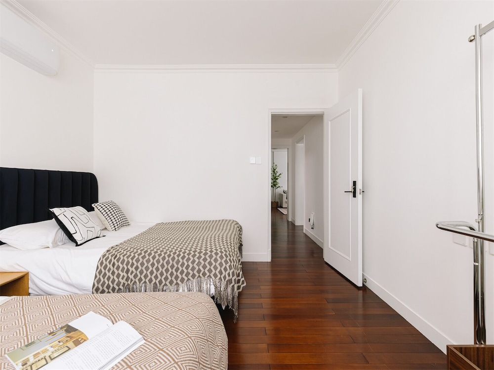 4 Bedrooms, Senior, Apartment, Futon Bed, 2 Queen Beds, City View, Bathtub، Book and Bed-People's Square 2/10