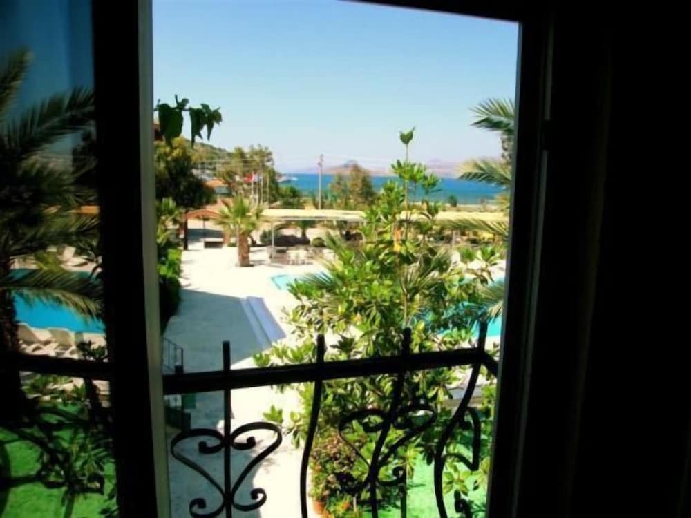 Chronos Beach Hotel 46/50